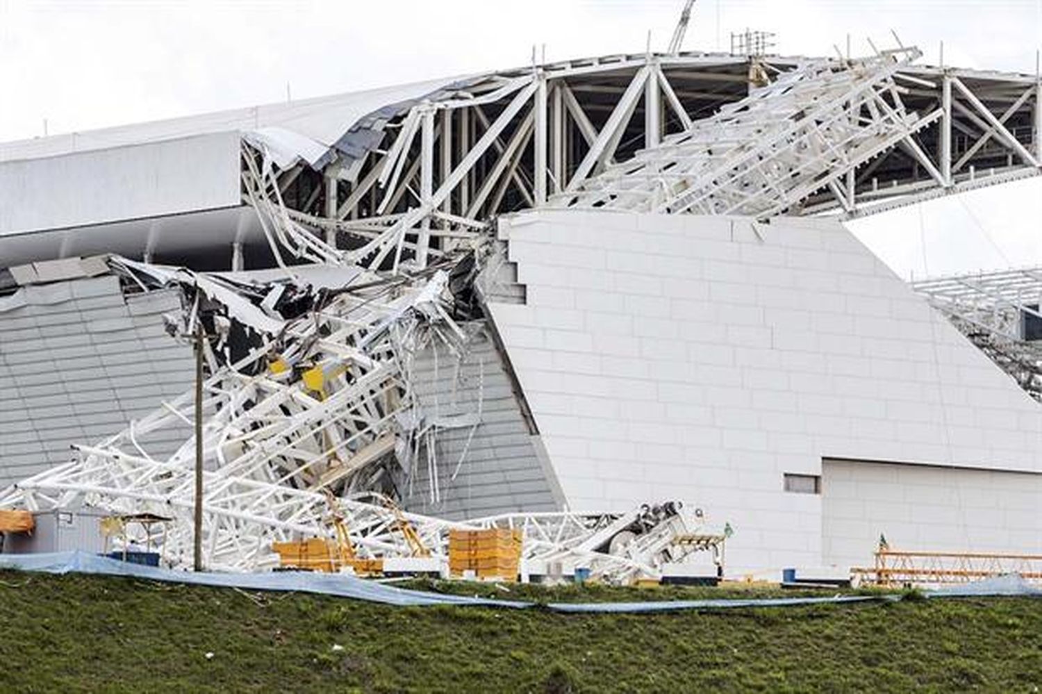 Cayó el techo del estadio donde se inaugurará el Mundial: hay 2 muertos