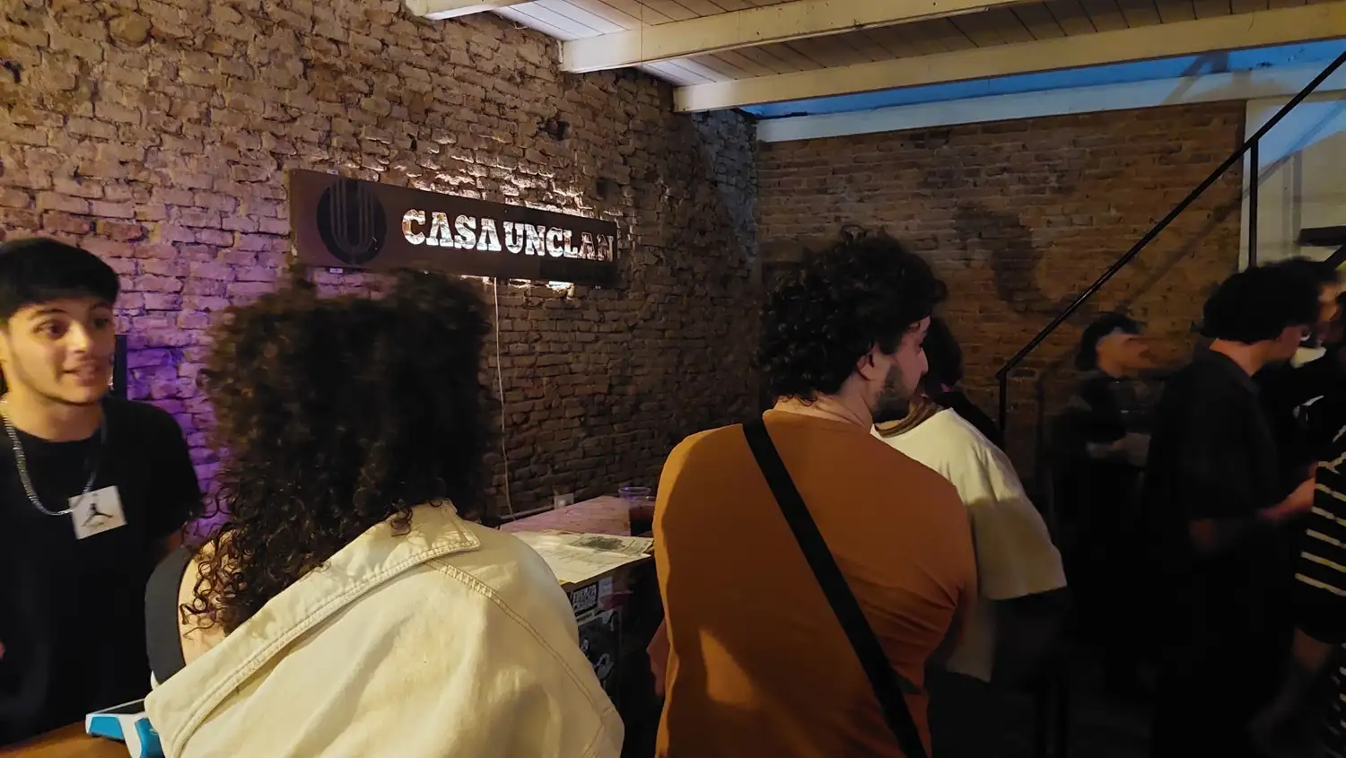 La parte de adelante de Casa Unclan con disposición de sillas y mesas.