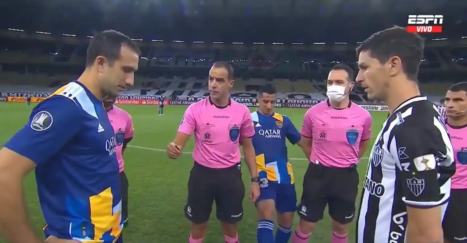 El Pulpo González le "robó" la pelota al árbitro en el sorteo y provocó su reacción