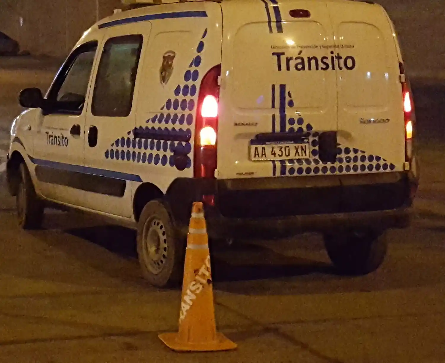 Un motociclista embistió una agente de tránsito