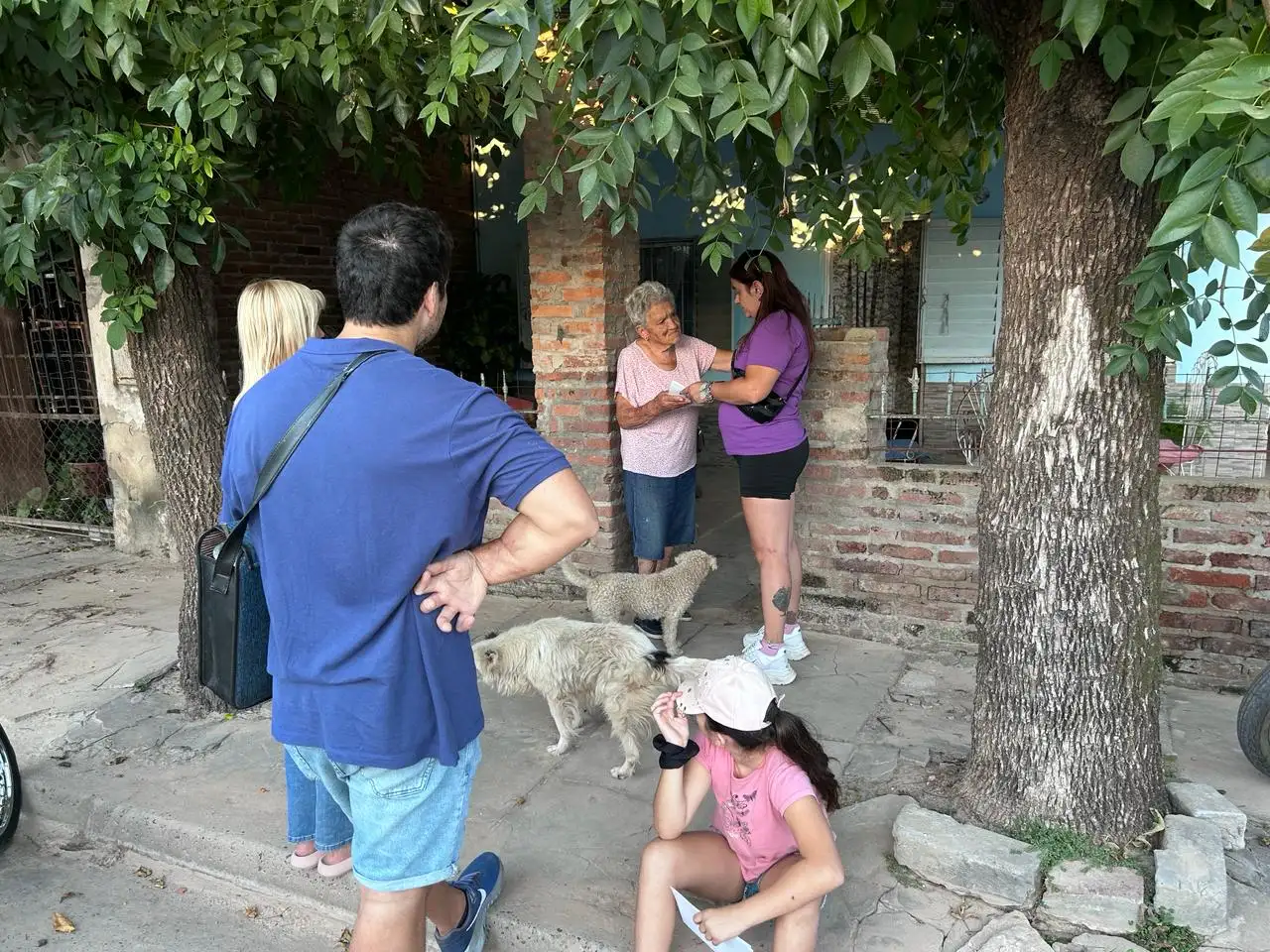 Voluntarios de coaching brindan apoyo a familias afectadas por el temporal