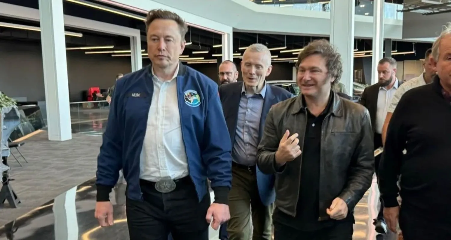 El encuentro entre el magnate Elon Musk y el presidente Javier Milei en la planta de Tesla en Austin, Texas.