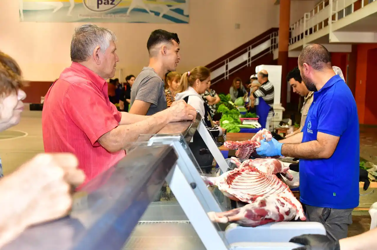 Vecinos se volcaron a comprar chivitos y corderitos del oeste