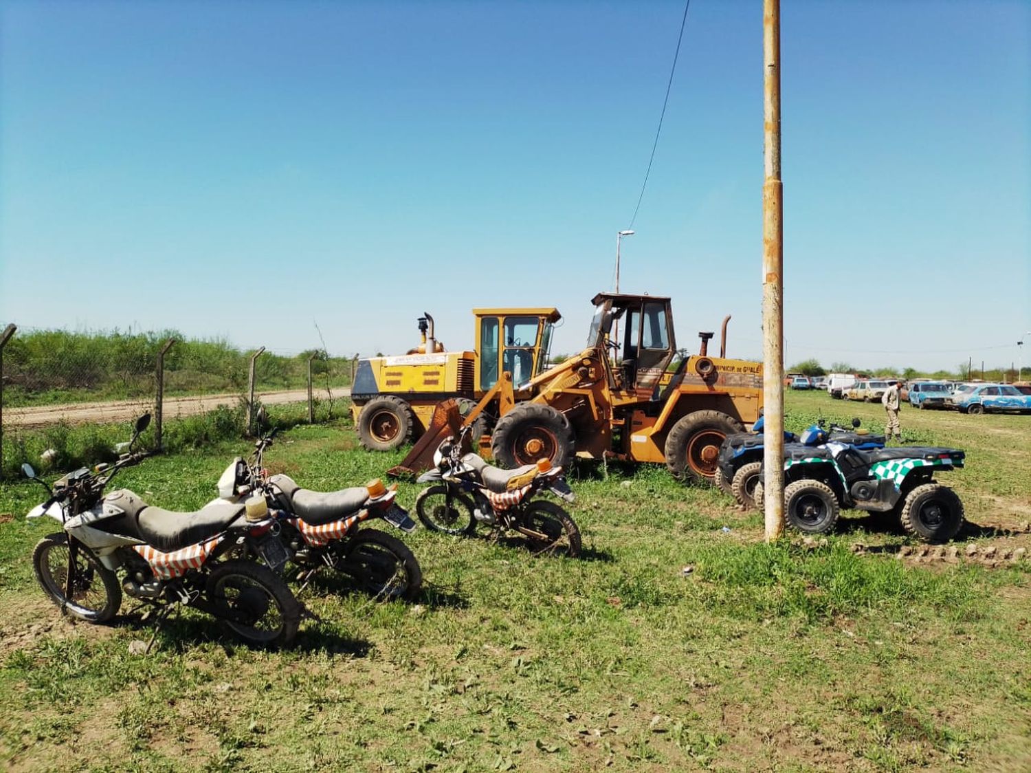 Motos, cuatriciclos, maquinas niveladoras, camionetas, autos, entre otros, fueron subastados.