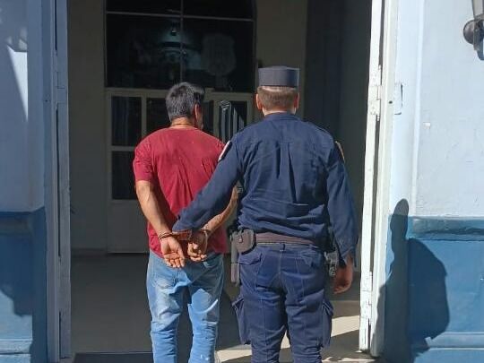 Atacó e hirió a la policía con una botella rota cuando lo sorprendieron robando en una casa