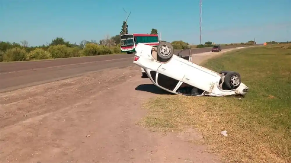 Un joven protagonizó un espectacular vuelco en Ruta 18: fue hospitalizado