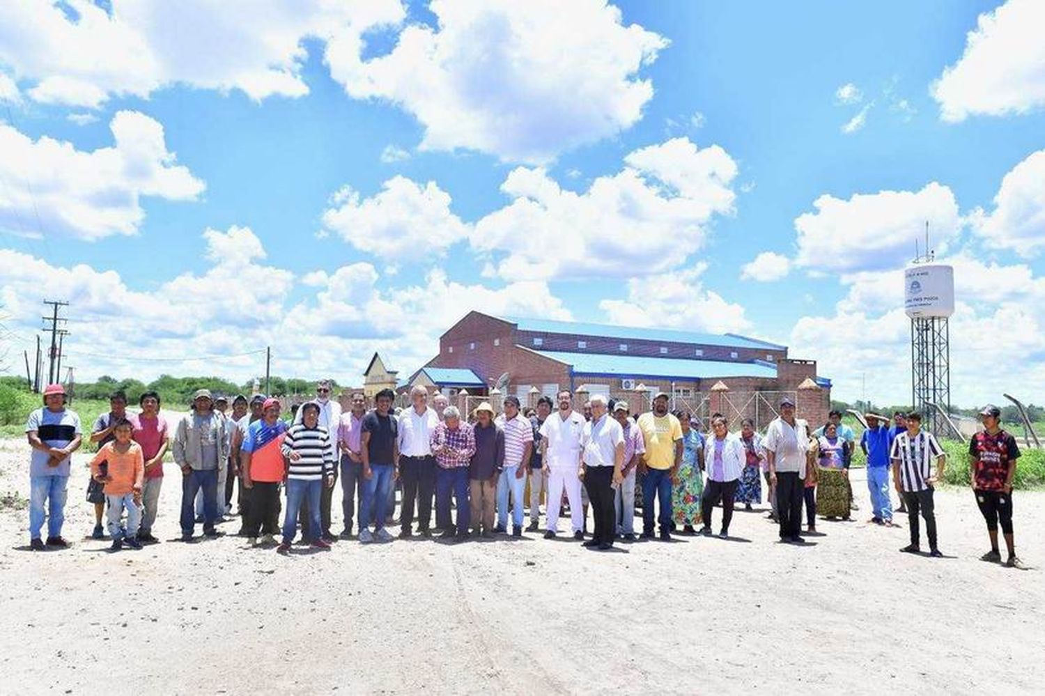 Gómez visitó las comunidades de Tres Pozos y
Lote 27 donde se construirán centros de salud