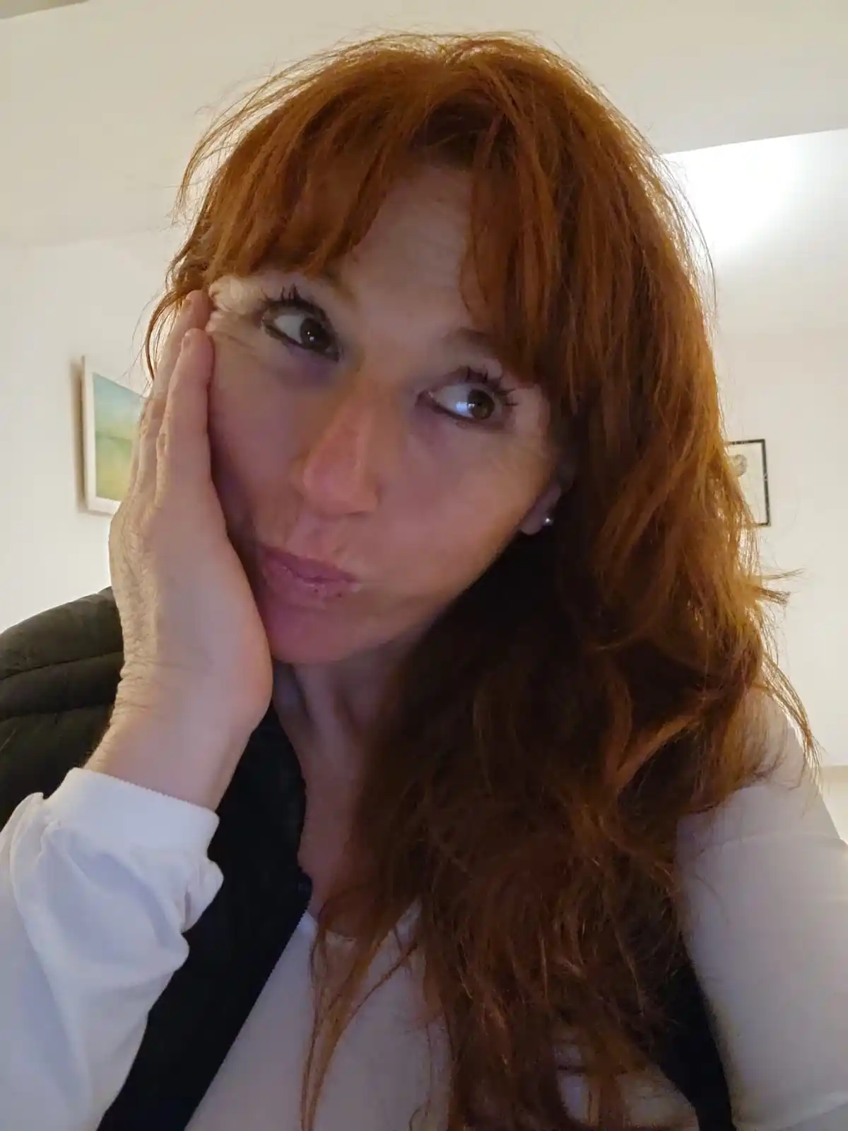 Marina Roza, desde Río Cuarto, imitando un gesto de su madre biológica.
