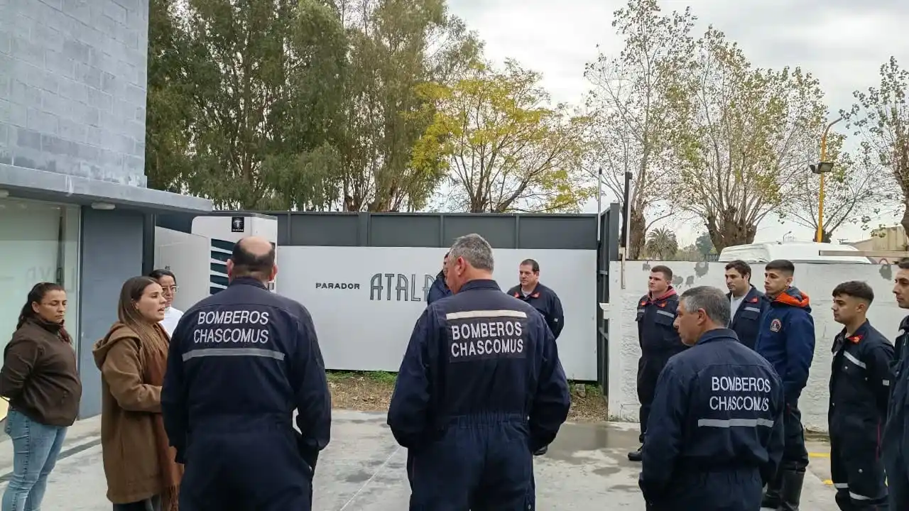 Bomberos de Chascomús realizaron una visita técnica a la nueva fábrica de Atalaya en el mítico parador de la Ruta 2