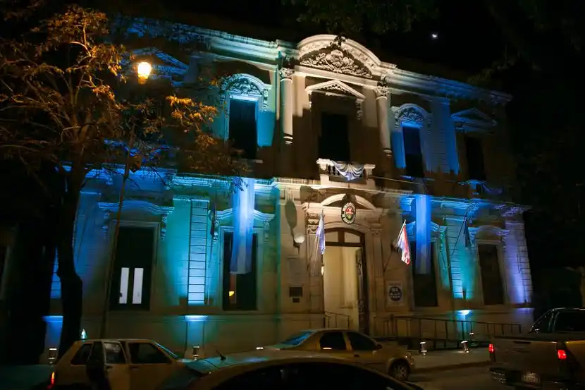 La Municipalidad se vistió de celeste y blanco para celebrar el Bicentenario de la Independencia