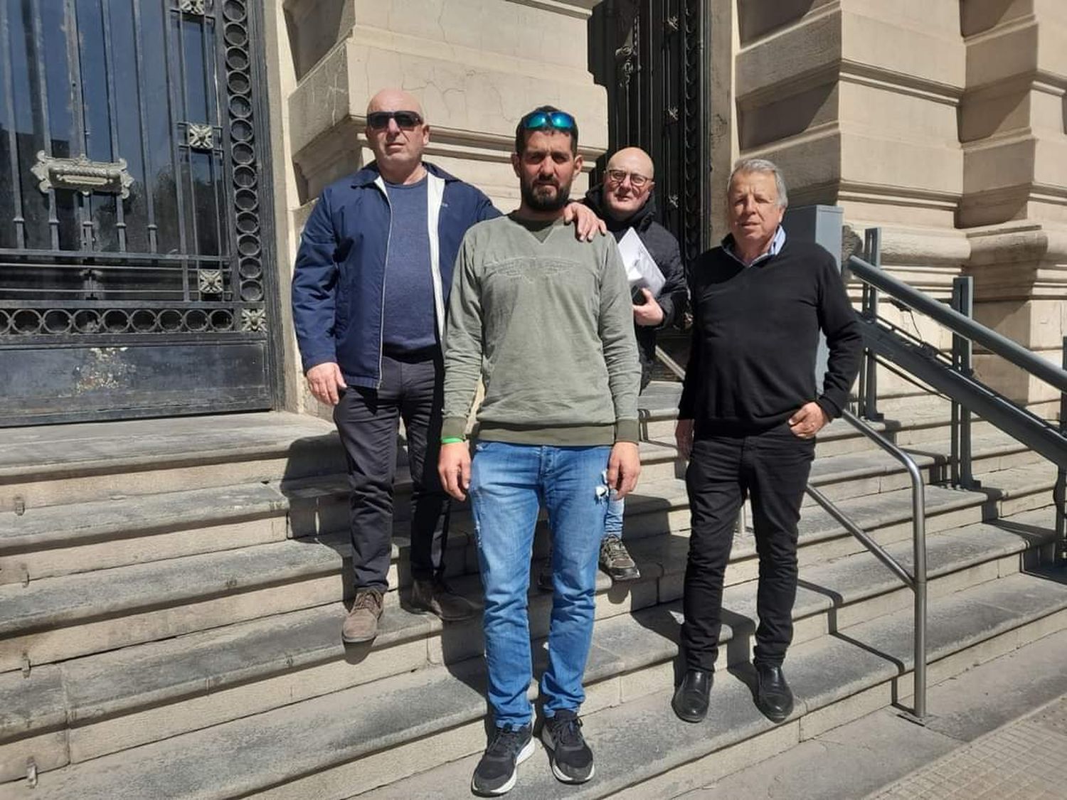 En Santa Fe. Miembros de la Comisión Directiva tras la firma del contrato de comodato.