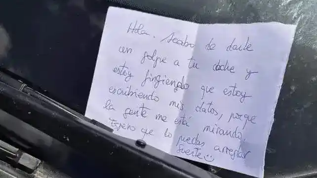 El papel que dejaron en un coche que fue víctima de una colisión.