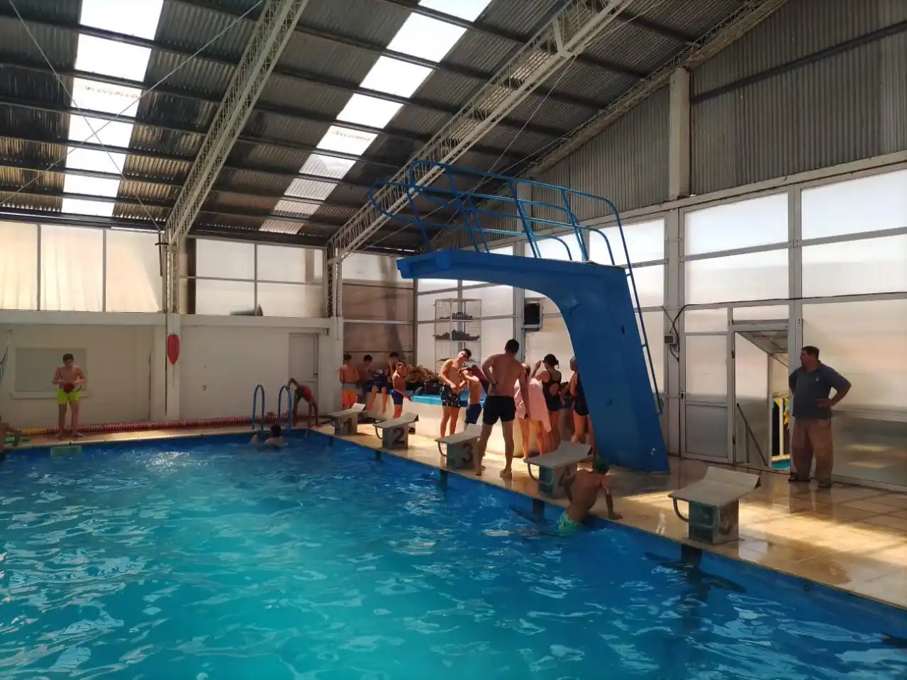 Intensa actividad en el natatorio del centro de educación física