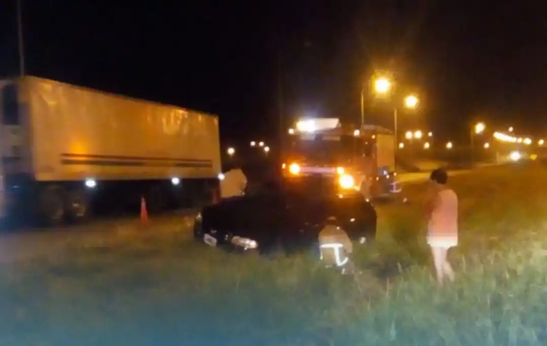 Quiso cruzar de carril por un lugar no permitido y terminó encajado en una alcantarilla