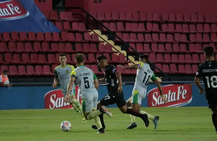 Aldosivi no pudo bajar a Colón de la punta