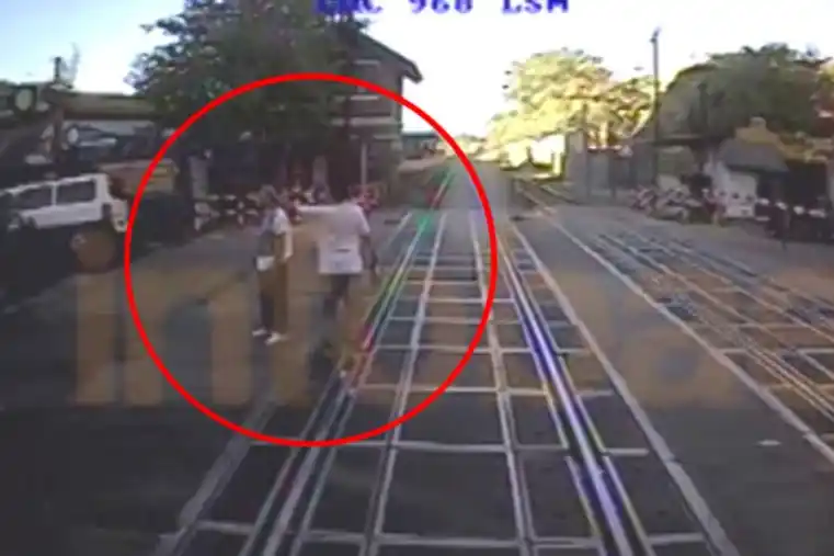 Difunden el escalofriante video del joven arrollado por un tren en Buenos Aires