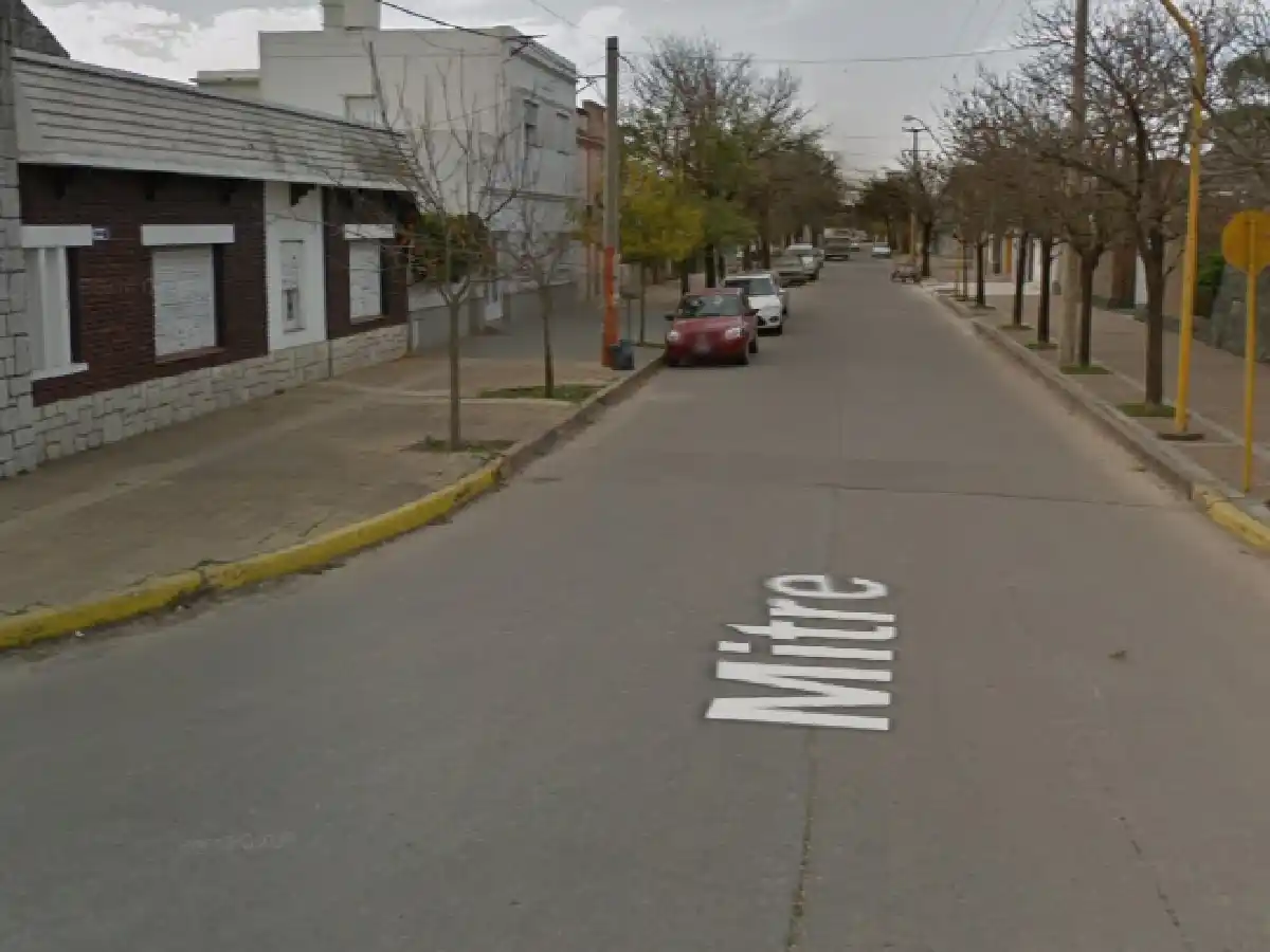 "Motochorros" la toman del cuello a una joven y le roban el celular 