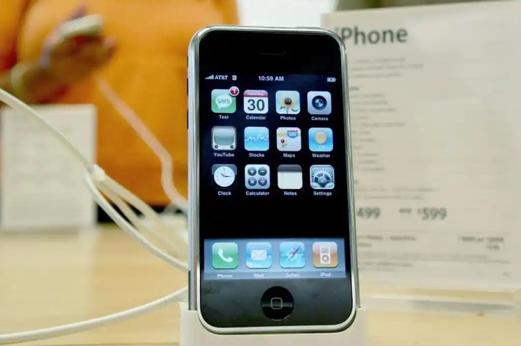 El primer iPhone de la historia será subastado por un precio récord