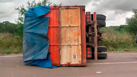 Un camión despistó y volcó en la ruta 26