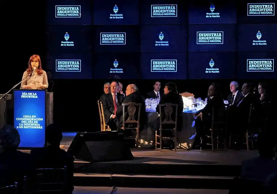 Cristina cuestionó a los empresarios y exigió no trabar la venta de autos