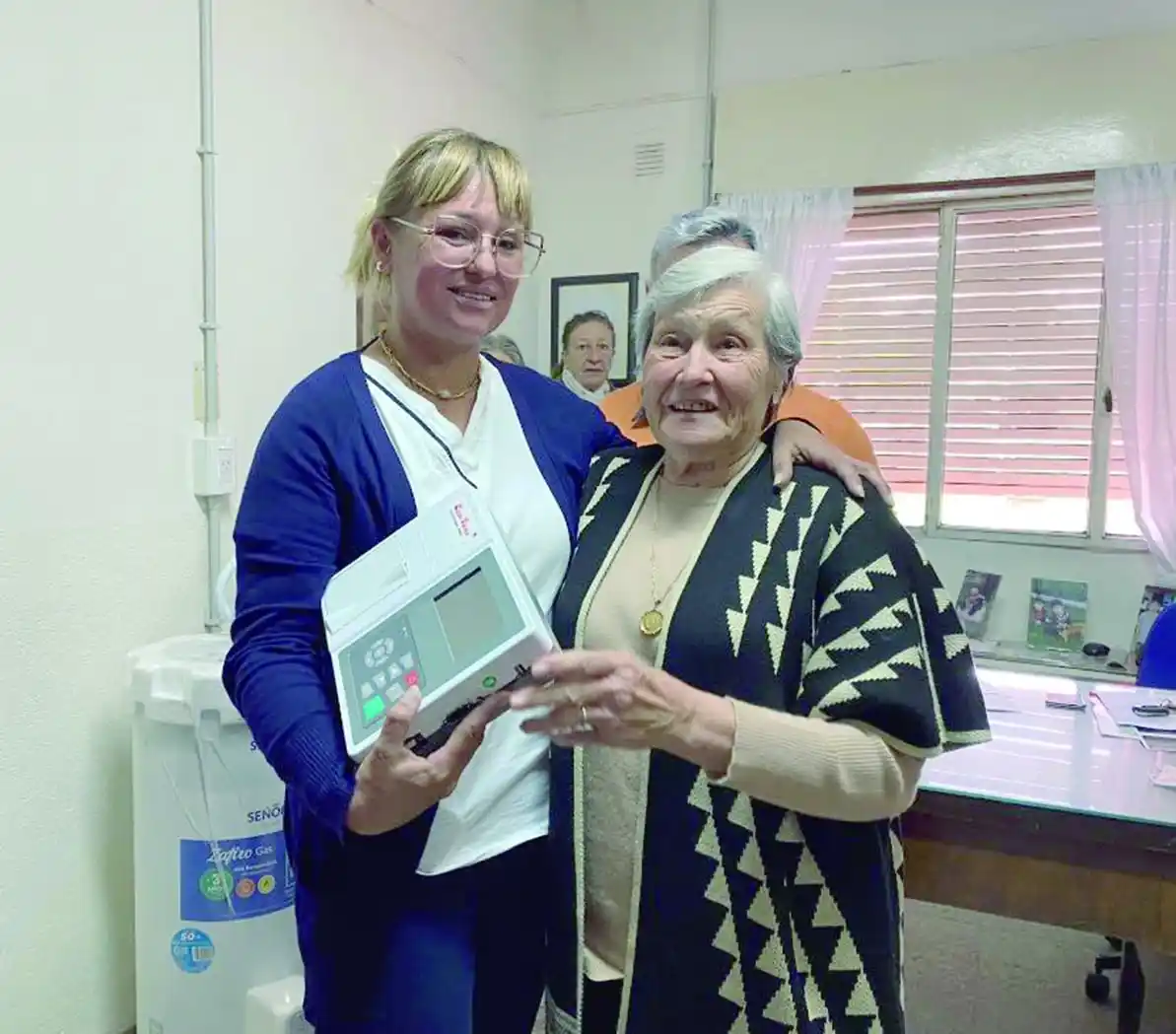 La cooperadora comenzó a entregar equipamiento al hospital