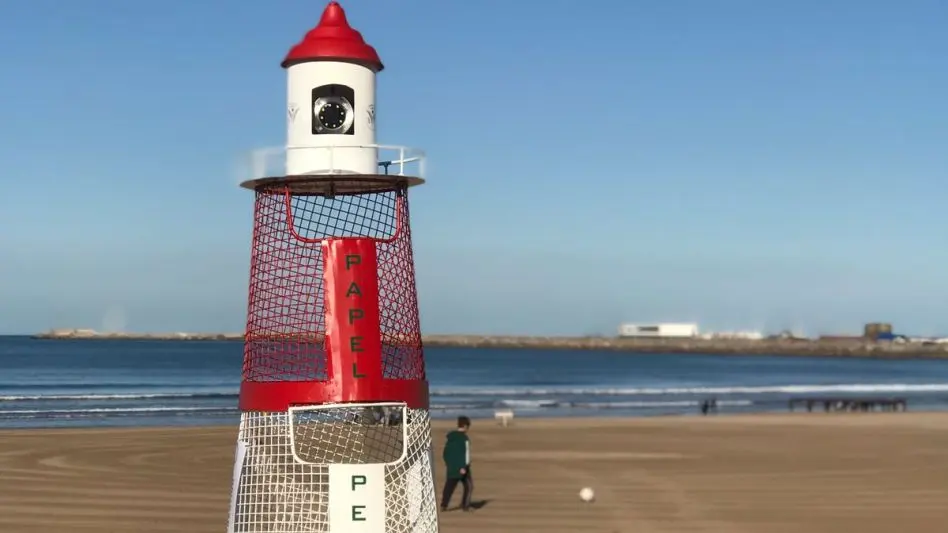 El instituto Pablo Tavelli creó un recipiente en forma de faro para promover la gestión de residuos
