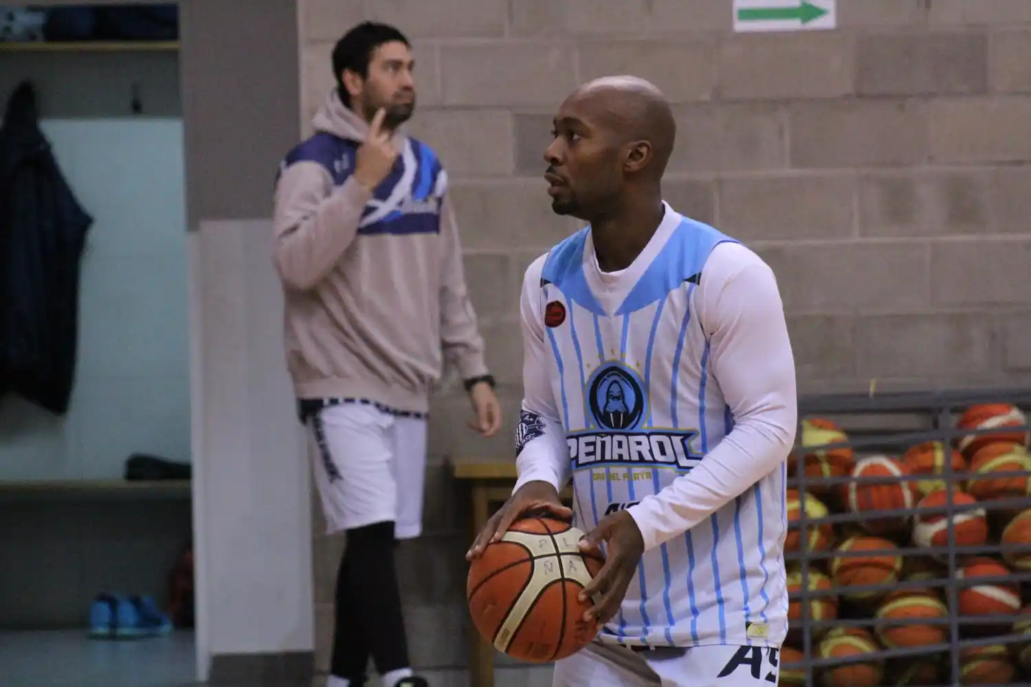 Rob Reed durante el entrenamiento de hoy. (Foto: Prensa Peñarol)