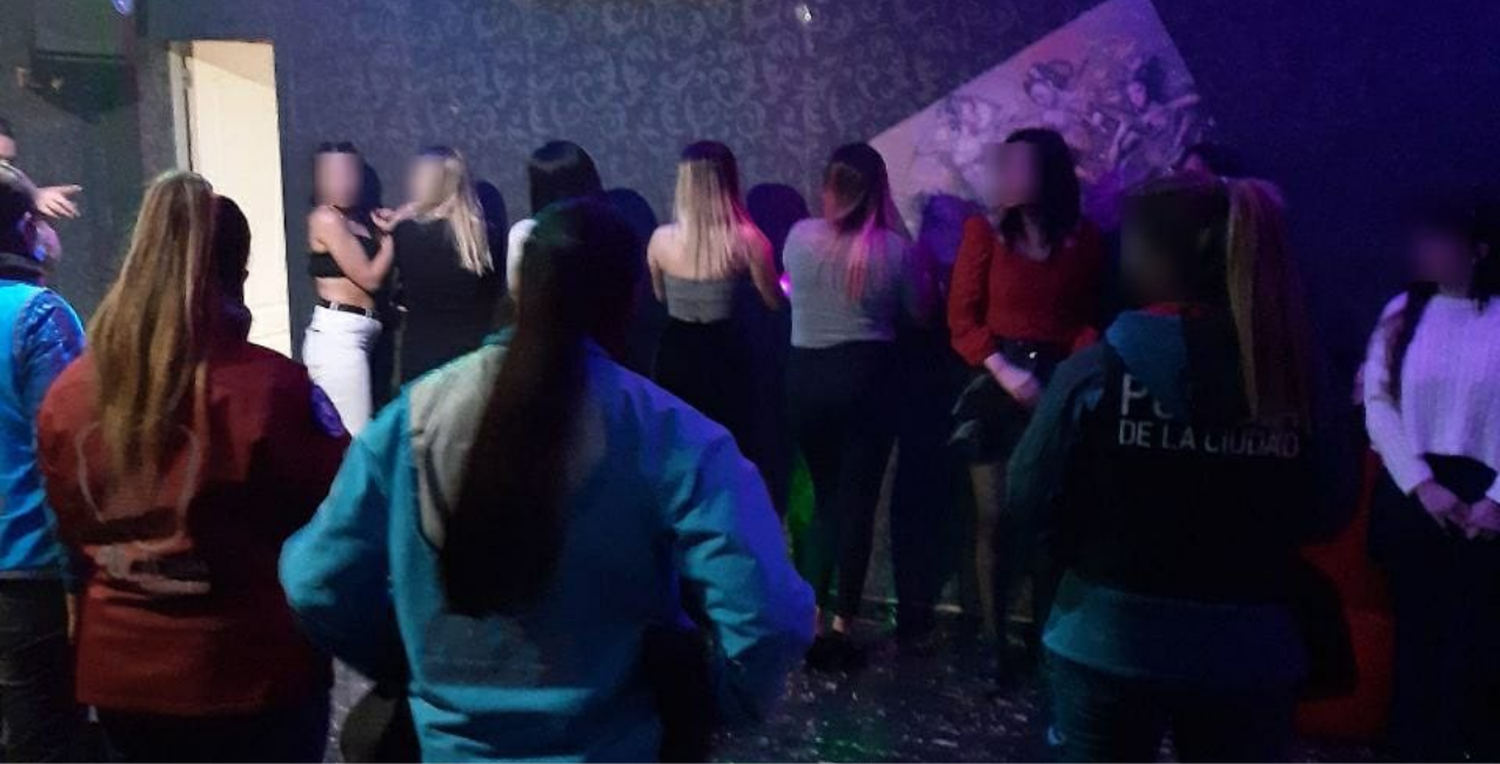 Desarticularon una fiesta clandestina con más de 100 personas en un boliche