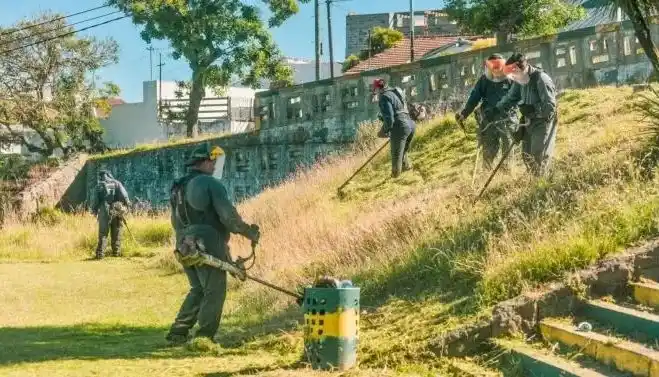 Las tareas incluyeron la instalación de dos nuevos cestos dobles de residuos y el cerramiento definitivo de una estructura destinada al guardado de material técnico.