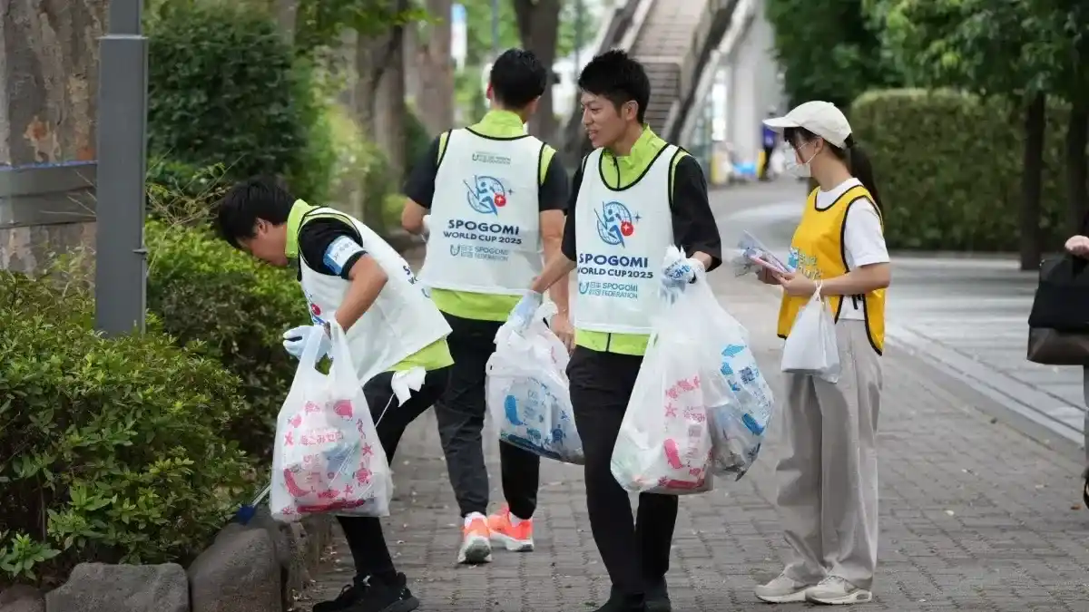 Spogomi: el deporte japonés que transforma la recolección de residuos en una competencia global