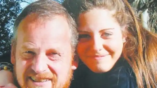 Josefina Olesen, junto a su papá.