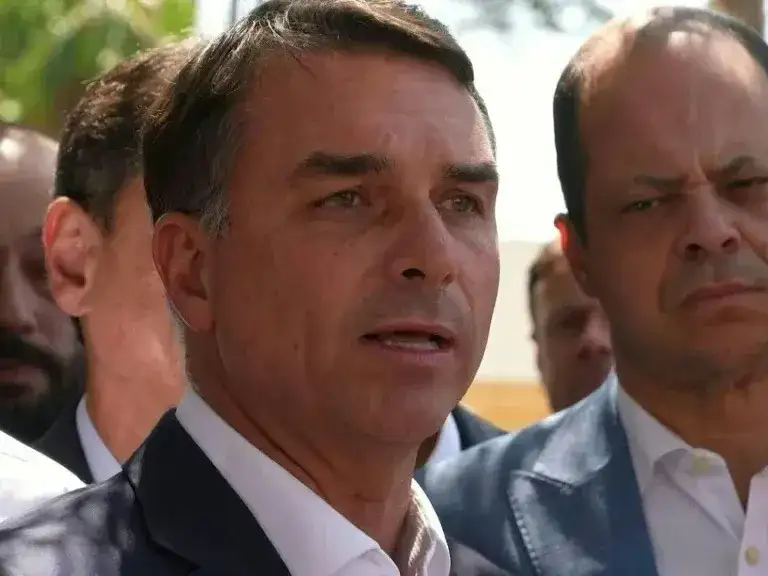Autorizaron a Flávio Bolsonaro a visitar a su padre, con domiciliaria