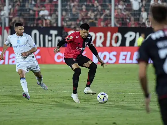 En un partido parejo, Newell's cayó sobre la hora ante Racing y cerró un año para el olvido