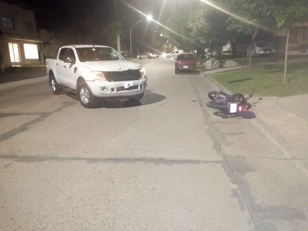 Motociclista sufrió fracturas en un choque con una camioneta