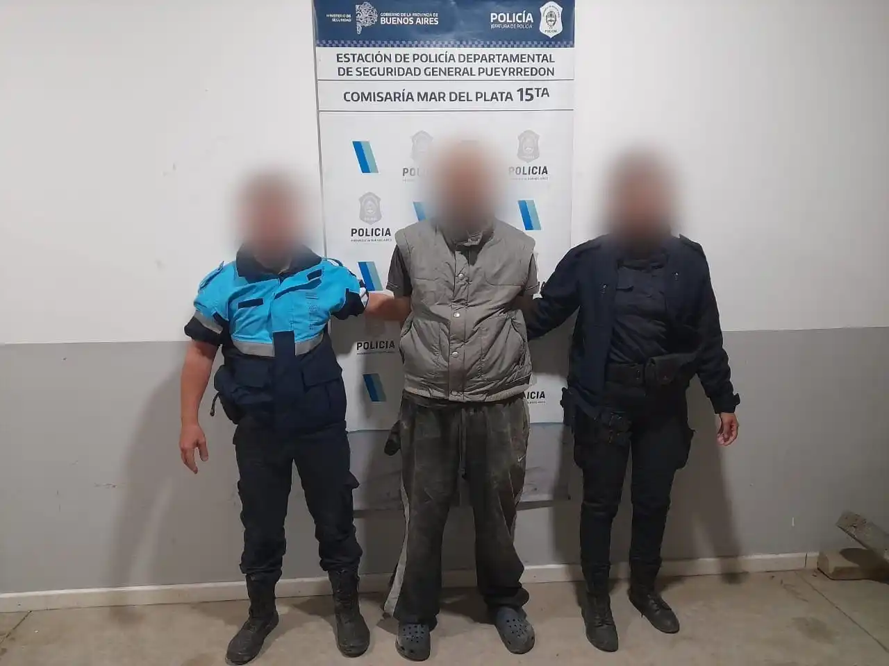 Al llegar la policía, el hombre se mostró agresivo y se resistió a las órdenes.
