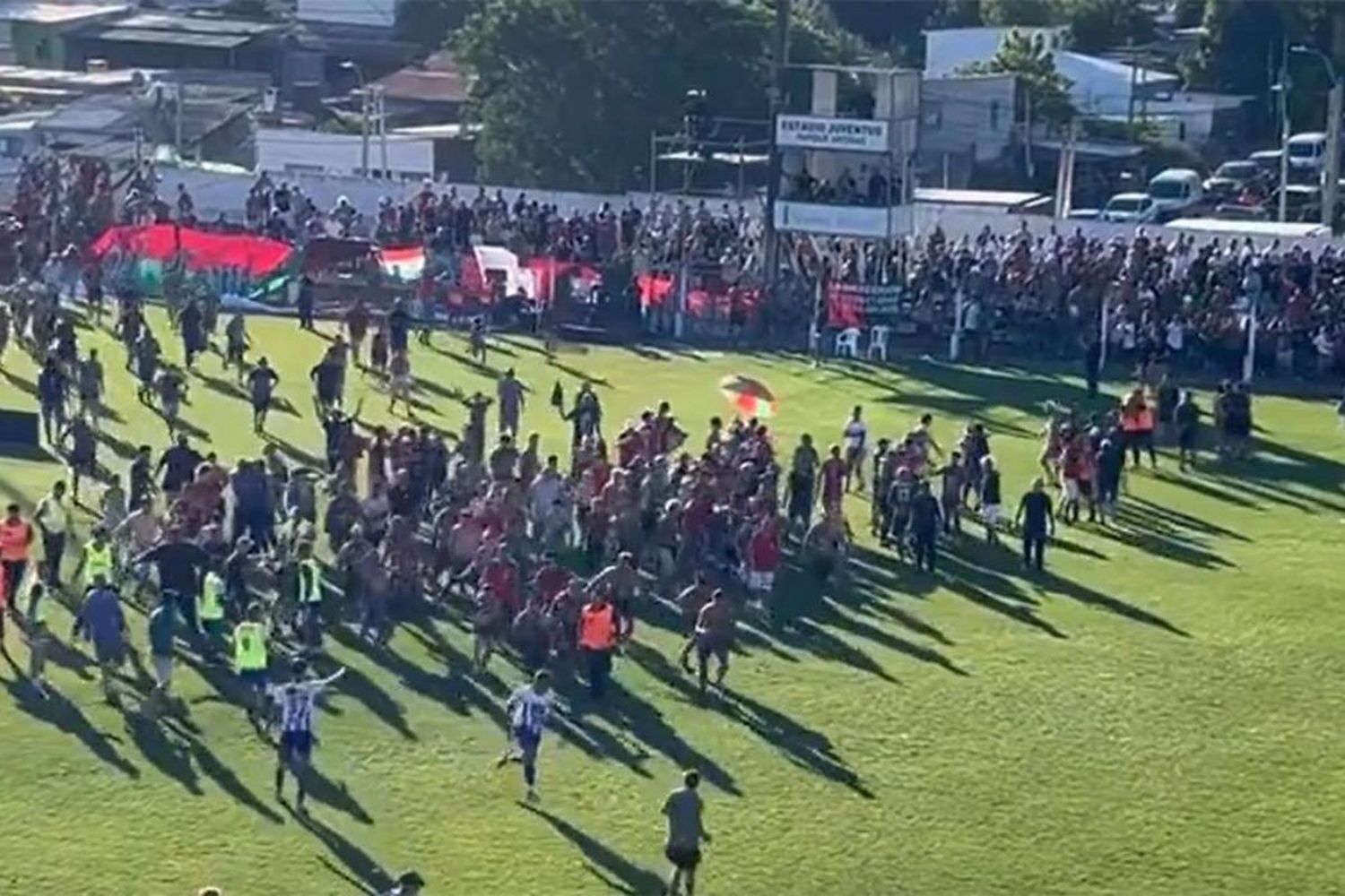 La situación se volvió aún más tensa cuando los barras del equipo conocido como ‘Picapiedra’ arremetieron con palos y piedras hacia el sector ocupado por los simpatizantes de Juventud de Las Piedras.