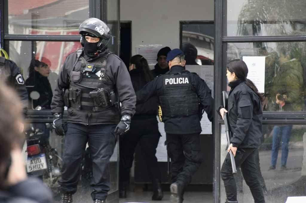 Mientras se estaba haciendo un conteo, uno de los alojados en el penal comenzó a increpar al titular de la comisaría, hasta que en un momento lo agredió a golpes de puño.