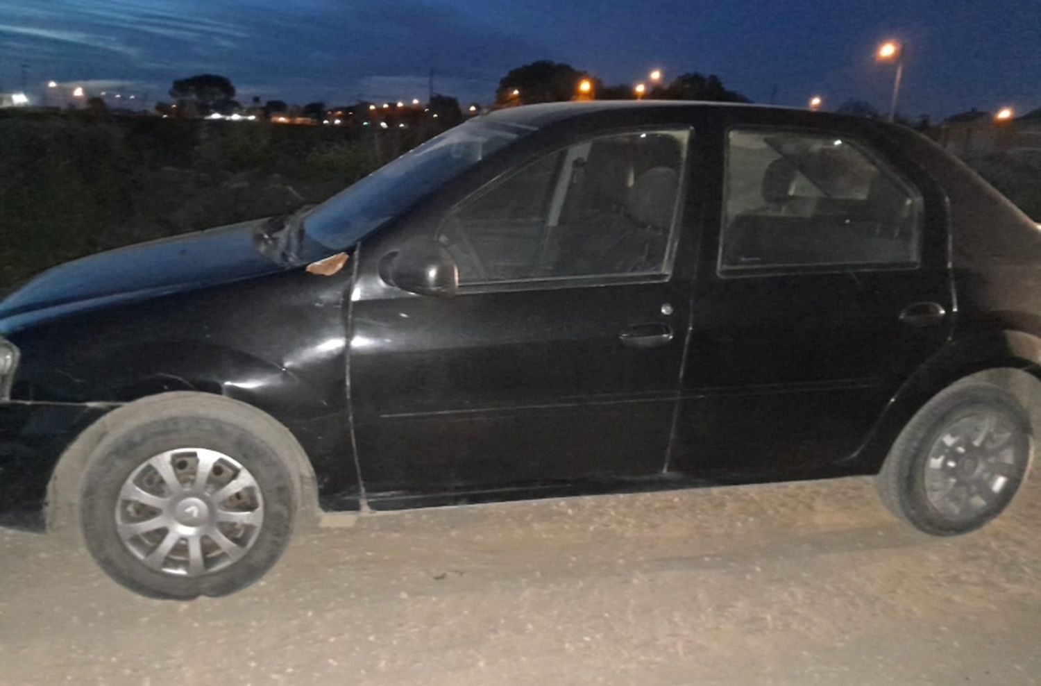 Saltó la reja de una casa, se cruzó a la dueña y escapó