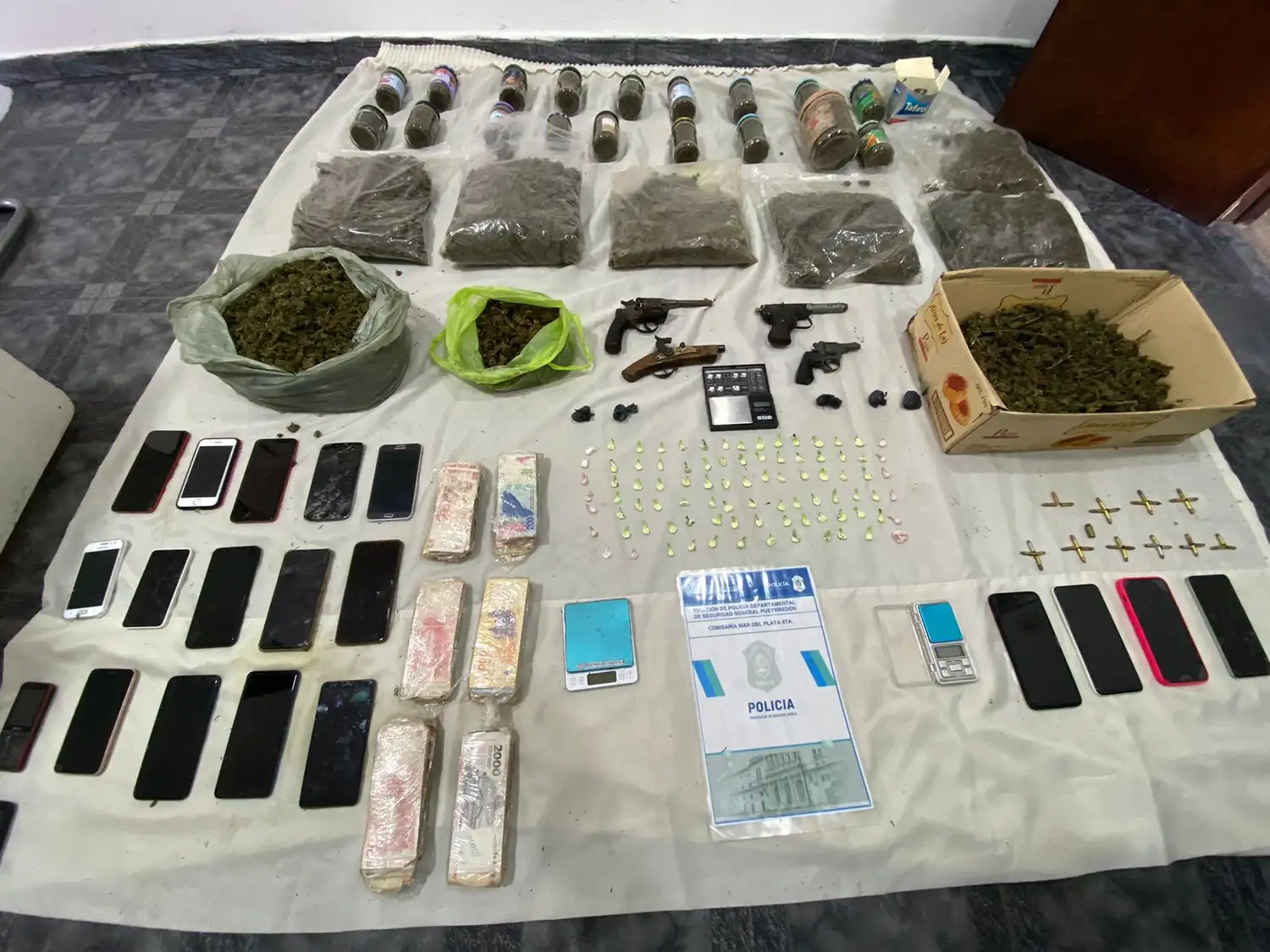 Cuando la Policía ingresó a la vivienda, una de las mujeres quiso deshacerse de la cocaína.