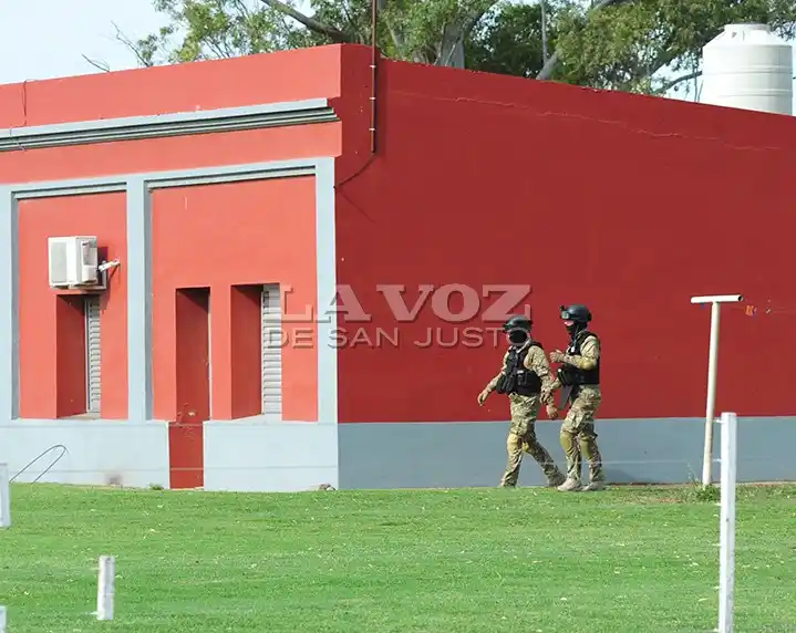Horas de tensión en Plaza Luxardo: un hombre se atrincheró y finalmente fue detenido