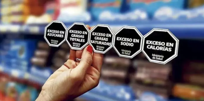 Pediatras pidieron que los kioscos de las escuelas no vendan alimentos con sellos negros