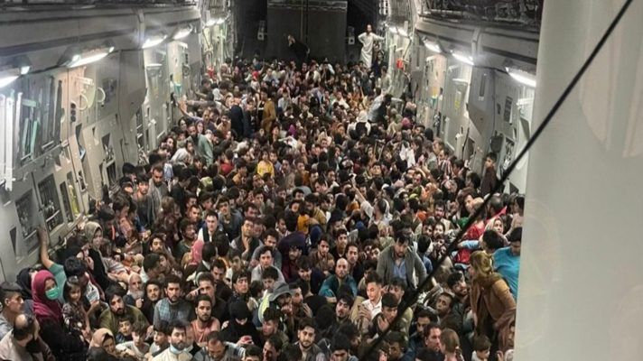 LIBRES DEL HORROR: 640 afganos apiñados en un avión de carga militar de EE.UU. logran salir de Kabul a Qatar