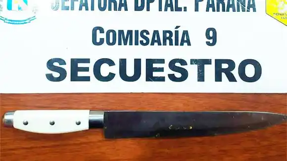 Ebrio, amenazó con un cuchillo a su novia porque ella le  reclamó que se bañara