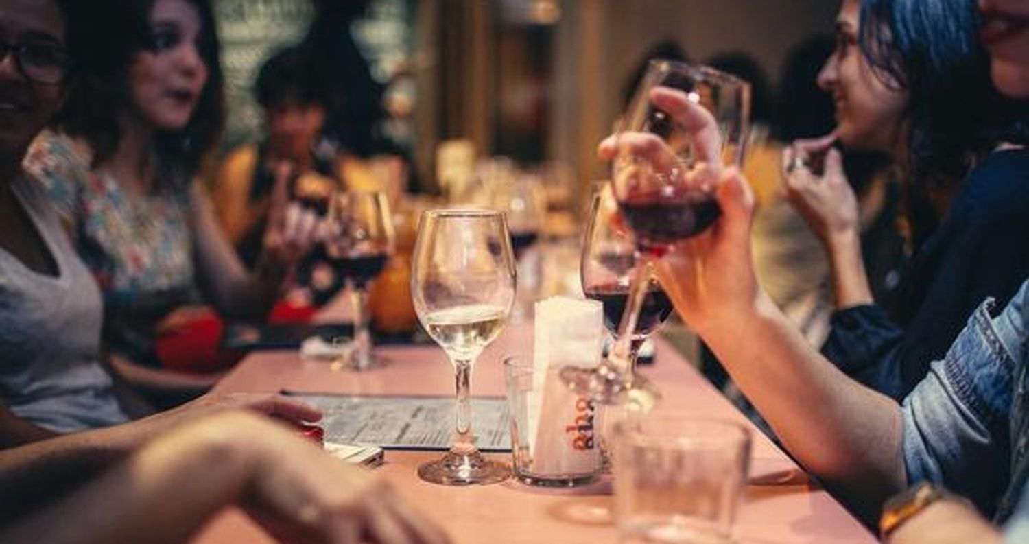 La mayoría de los argentinos restringió sus salidas a comer afuera en el último año. Los motivos.