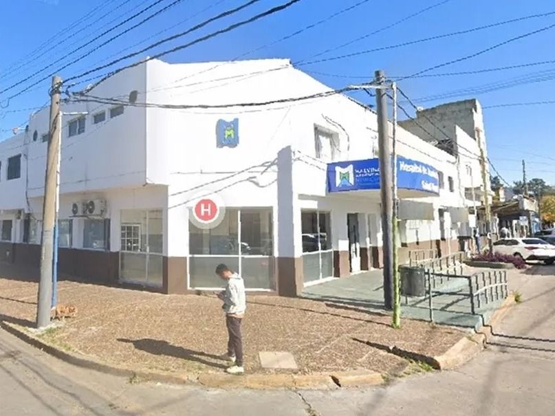 El sujeto quedó detenido y fue trasladado al Hospital Psiquiátrico "Doctor Ramón Carrillo".