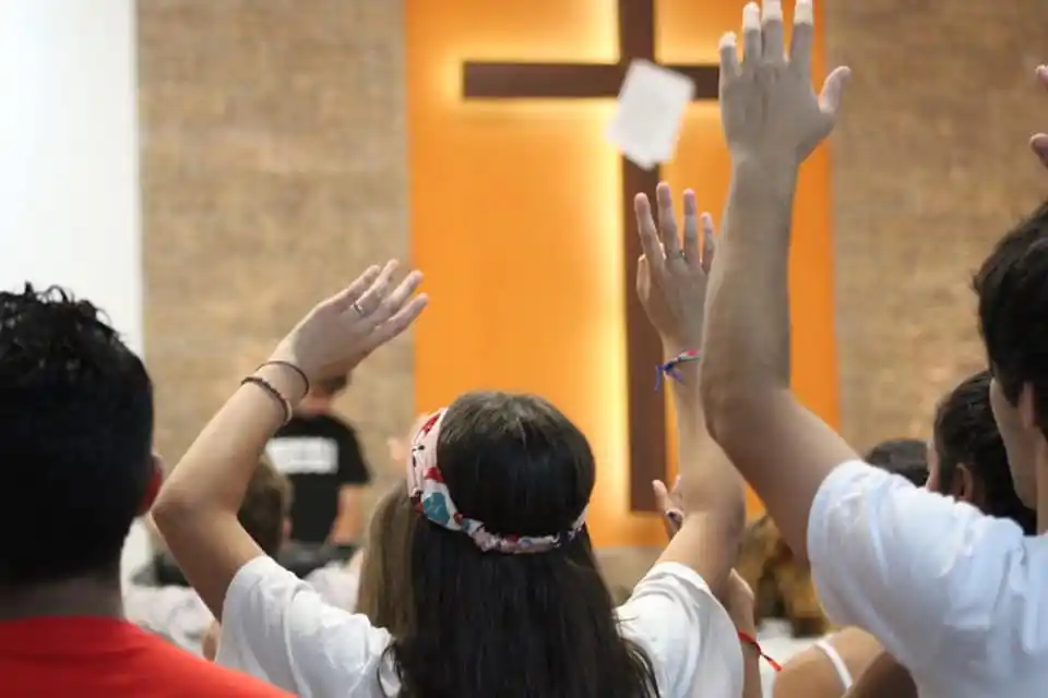 Misionar y contener en el presente: los pilares con que la Iglesia Evangélica disputa el terreno a la Católica
