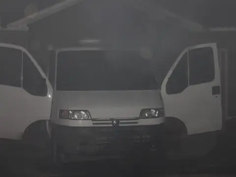 Tres Arroyos: Dos utilitarios incendiados dentro de viviendas