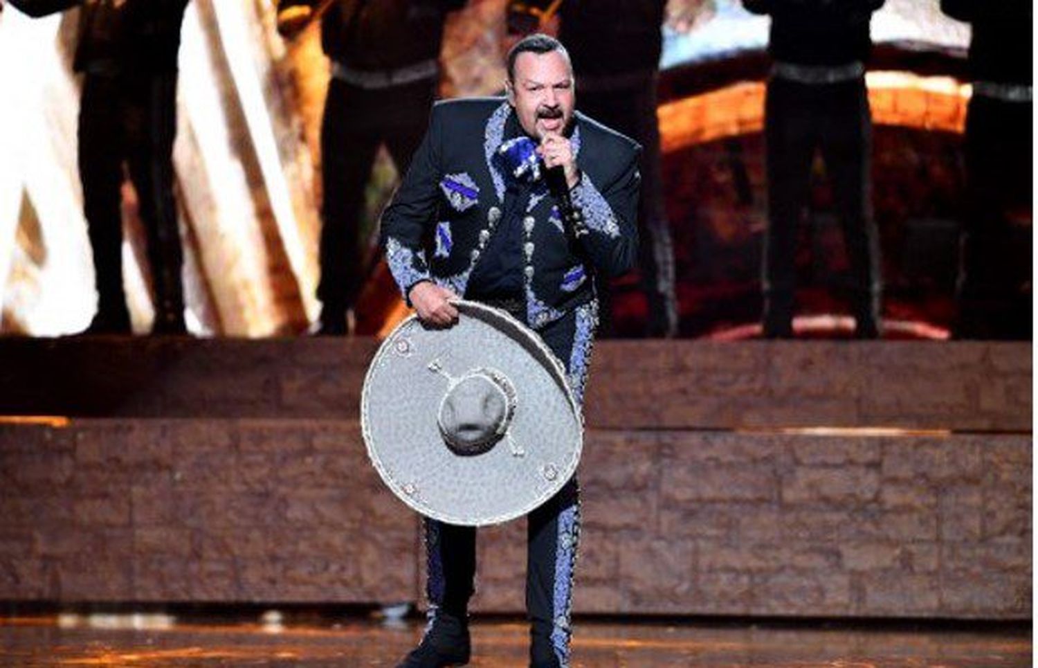 Tremendo susto se llevó Pepe Aguilar al sucederle esto durante un vuelo