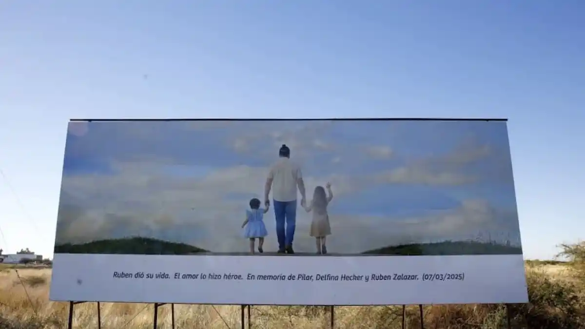 El reconocimiento se materializó con la colocación de una gigantografía en el acceso a la localidad de General Daniel Cerri, una de las zonas más afectadas por la tormenta del 7 de marzo de 2025.