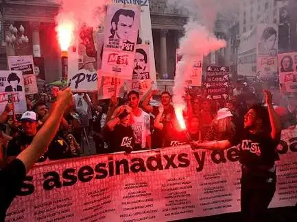 Miles de personas se movilizaron a la Plaza de Mayo para conmemorar un nuevo aniversario del último golpe de Estado.